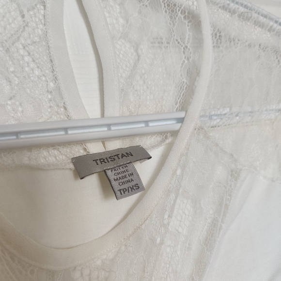 White t-shirt with lace top. - Picture 2 of 3